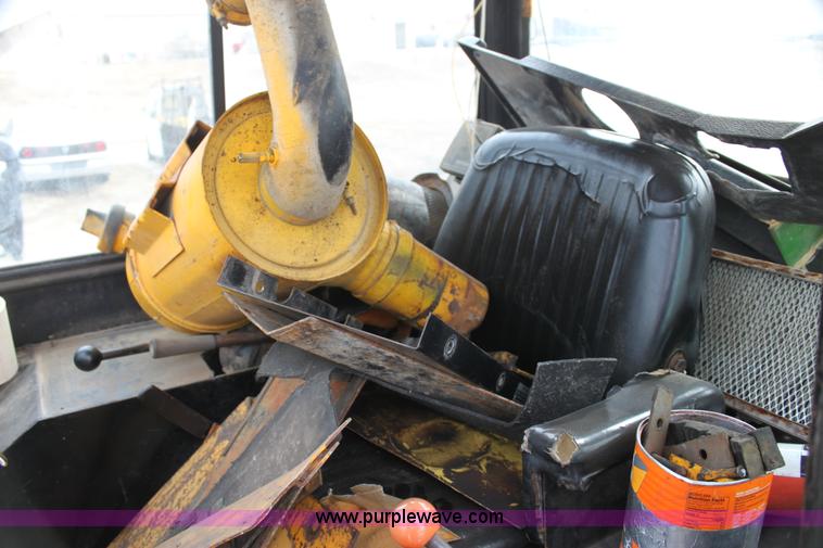 image for item AN9983 1981 John Deere 750 dozer