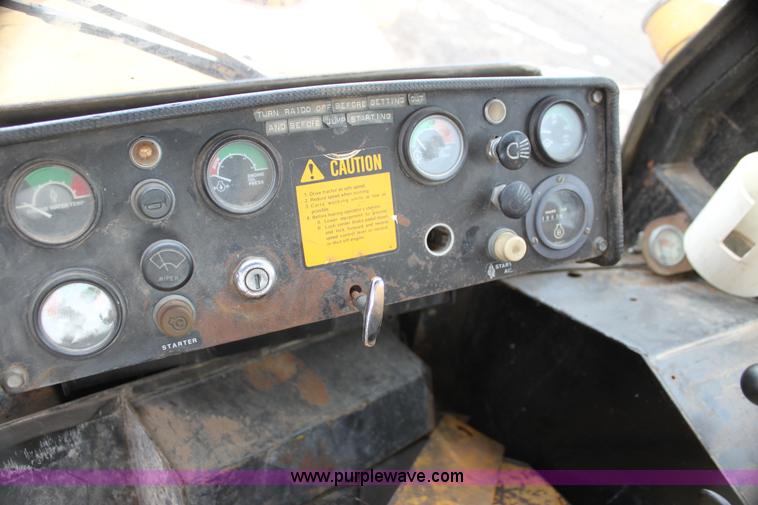 image for item AN9983 1981 John Deere 750 dozer