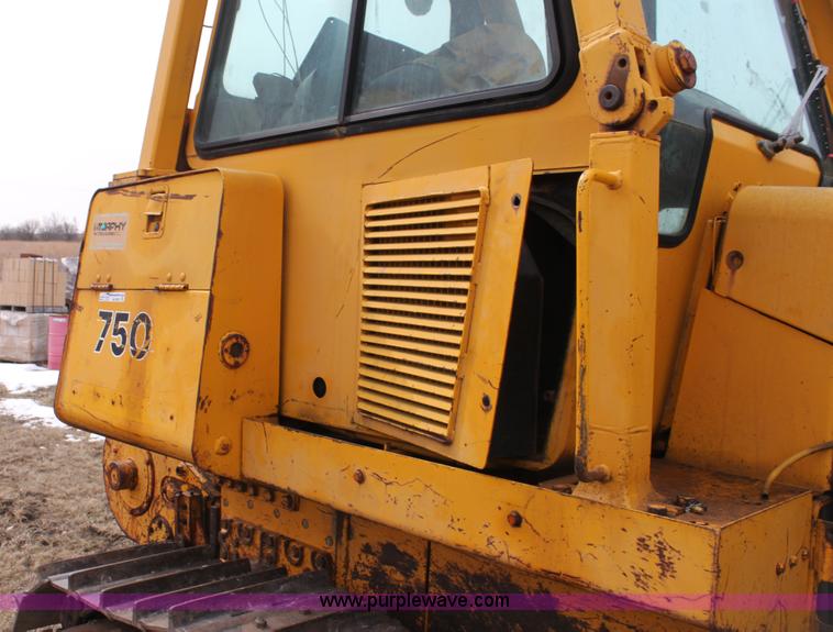 image for item AN9983 1981 John Deere 750 dozer