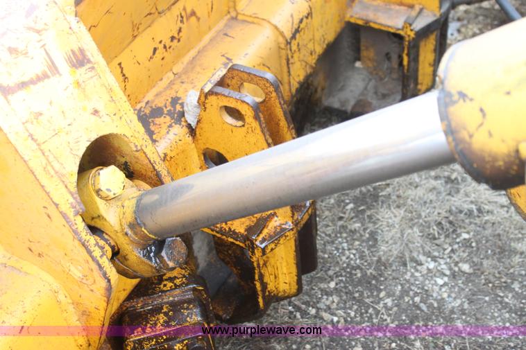 image for item AN9983 1981 John Deere 750 dozer