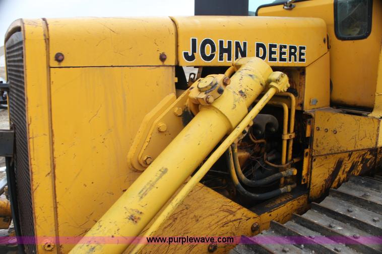 image for item AN9983 1981 John Deere 750 dozer