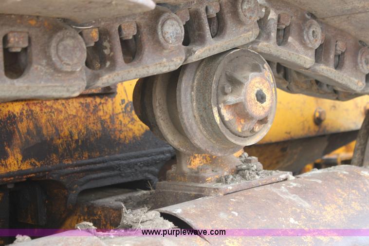 image for item AN9983 1981 John Deere 750 dozer