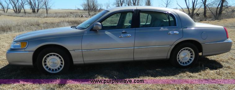 image for item AQ9970 2002 Lincoln Town Car Executive