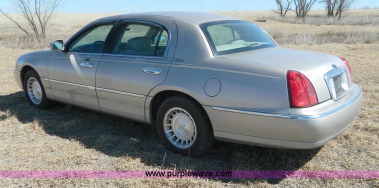 image for item AQ9970 2002 Lincoln Town Car Executive