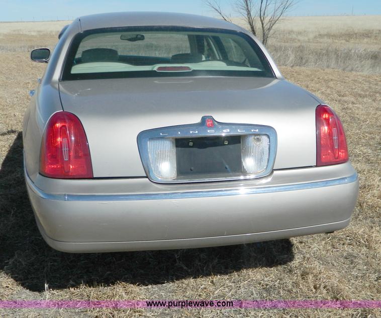image for item AQ9970 2002 Lincoln Town Car Executive