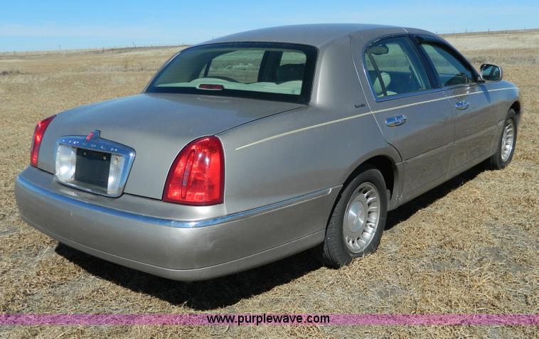 image for item AQ9970 2002 Lincoln Town Car Executive
