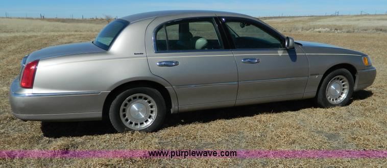 image for item AQ9970 2002 Lincoln Town Car Executive