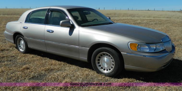 image for item AQ9970 2002 Lincoln Town Car Executive