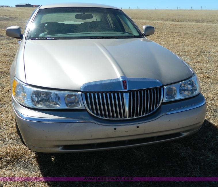 image for item AQ9970 2002 Lincoln Town Car Executive