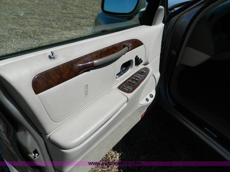 image for item AQ9970 2002 Lincoln Town Car Executive