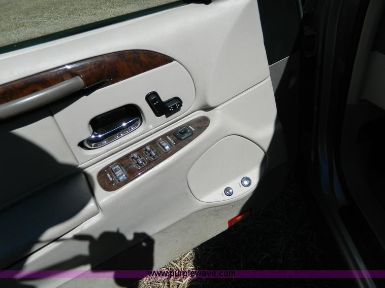 image for item AQ9970 2002 Lincoln Town Car Executive