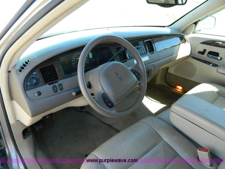 image for item AQ9970 2002 Lincoln Town Car Executive