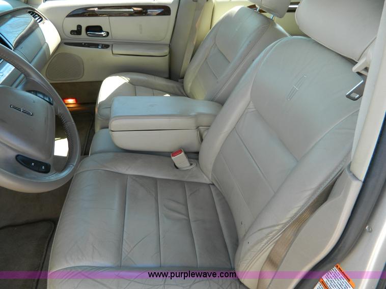 image for item AQ9970 2002 Lincoln Town Car Executive