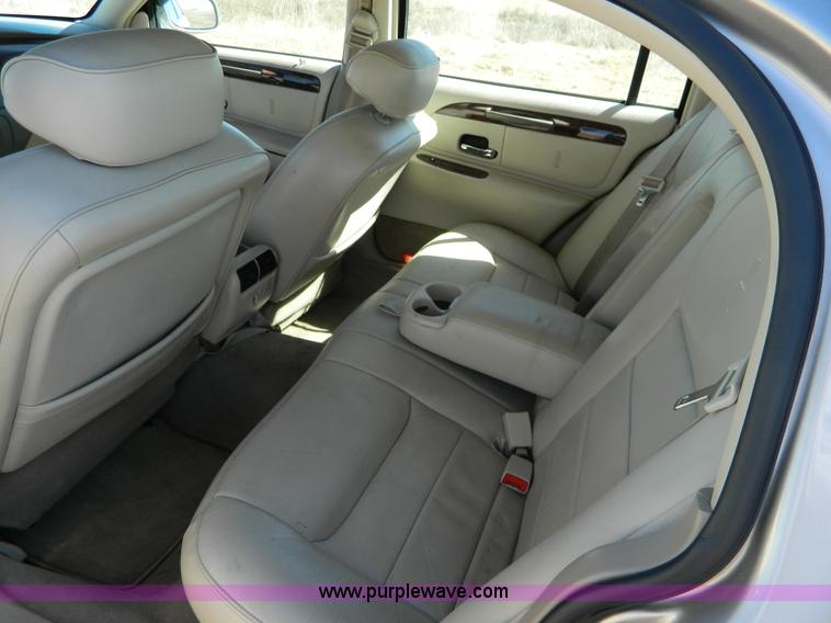 image for item AQ9970 2002 Lincoln Town Car Executive