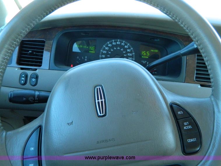 image for item AQ9970 2002 Lincoln Town Car Executive