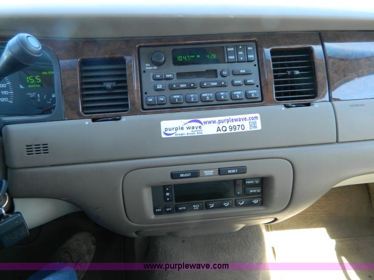 image for item AQ9970 2002 Lincoln Town Car Executive