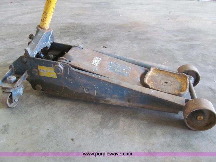 image for item AY9835 Walker 93632 floor jack