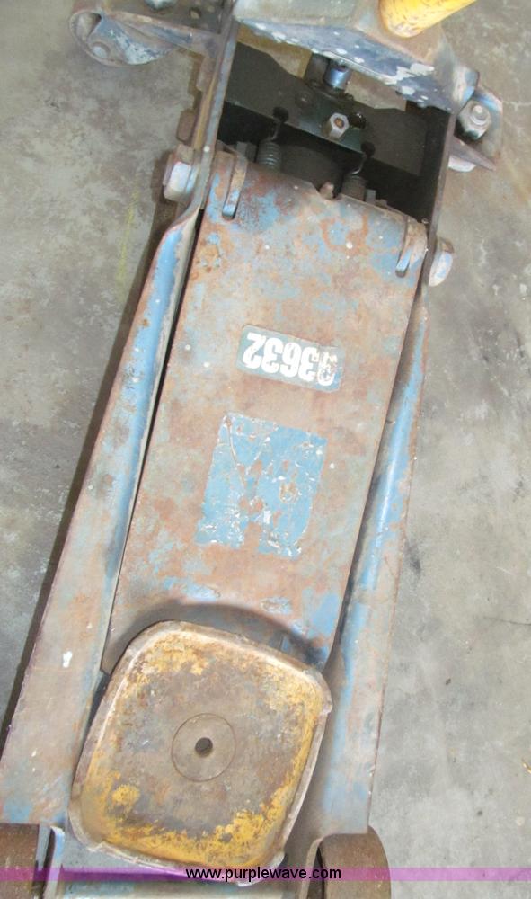 image for item AY9835 Walker 93632 floor jack