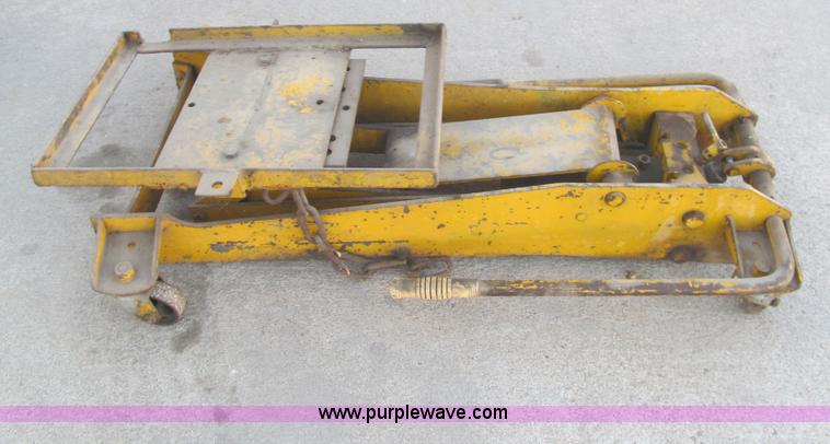 image for item AY9864 (4) air operated end lifts