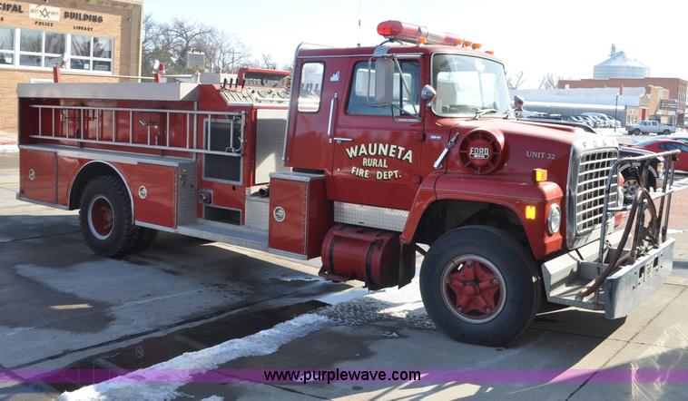 image for item G6415 1982 Ford F800 fire truck