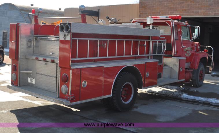 image for item G6415 1982 Ford F800 fire truck