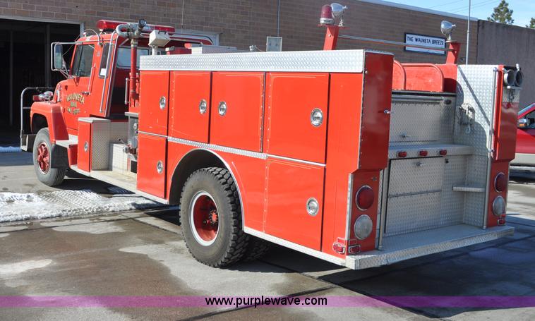 image for item G6415 1982 Ford F800 fire truck