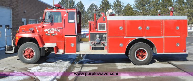 image for item G6415 1982 Ford F800 fire truck