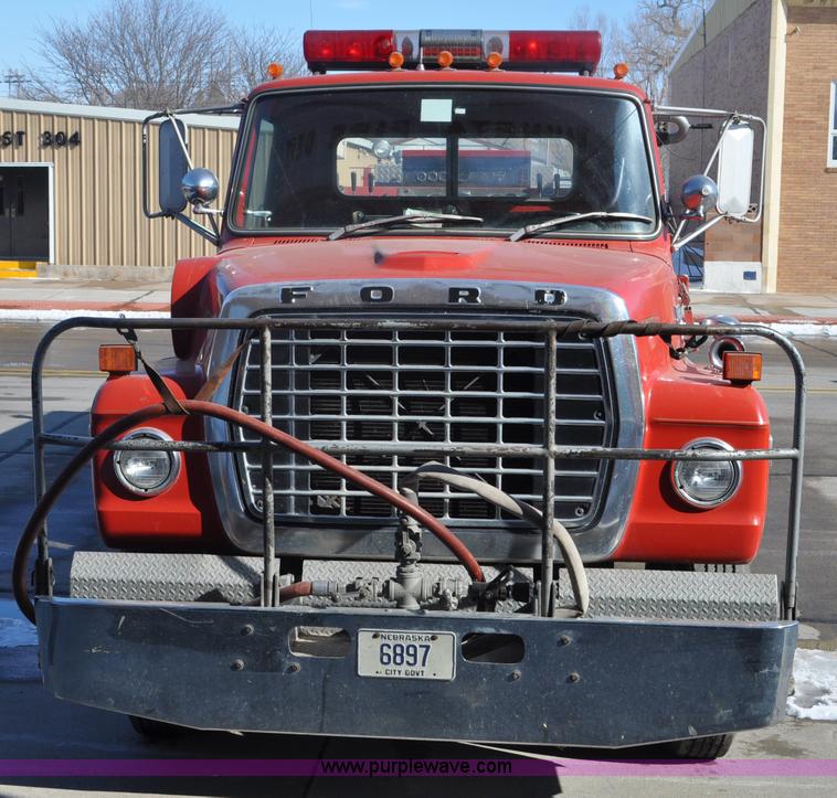 image for item G6415 1982 Ford F800 fire truck
