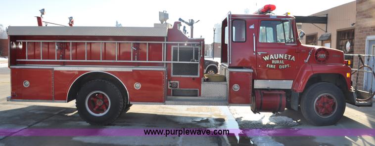image for item G6415 1982 Ford F800 fire truck
