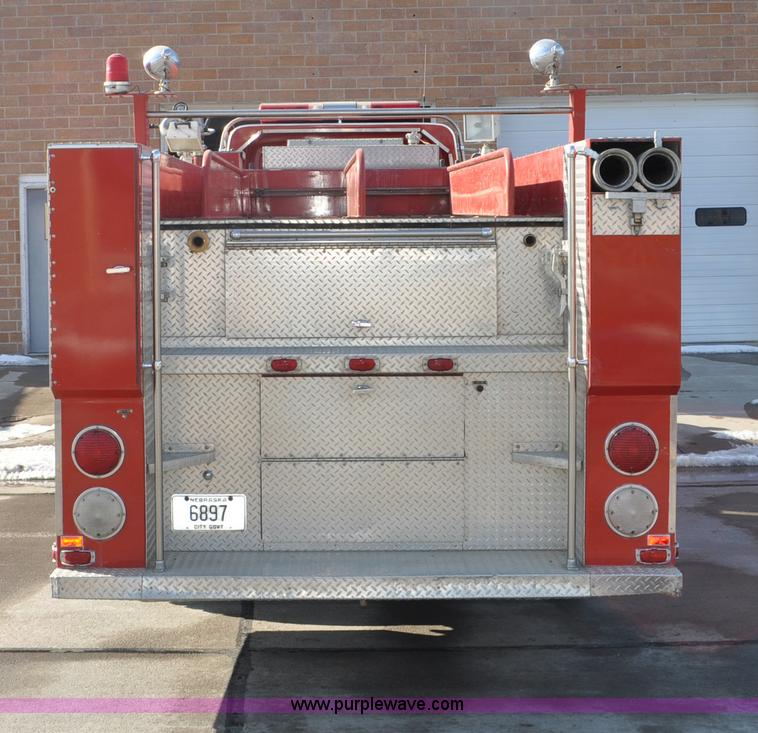 image for item G6415 1982 Ford F800 fire truck