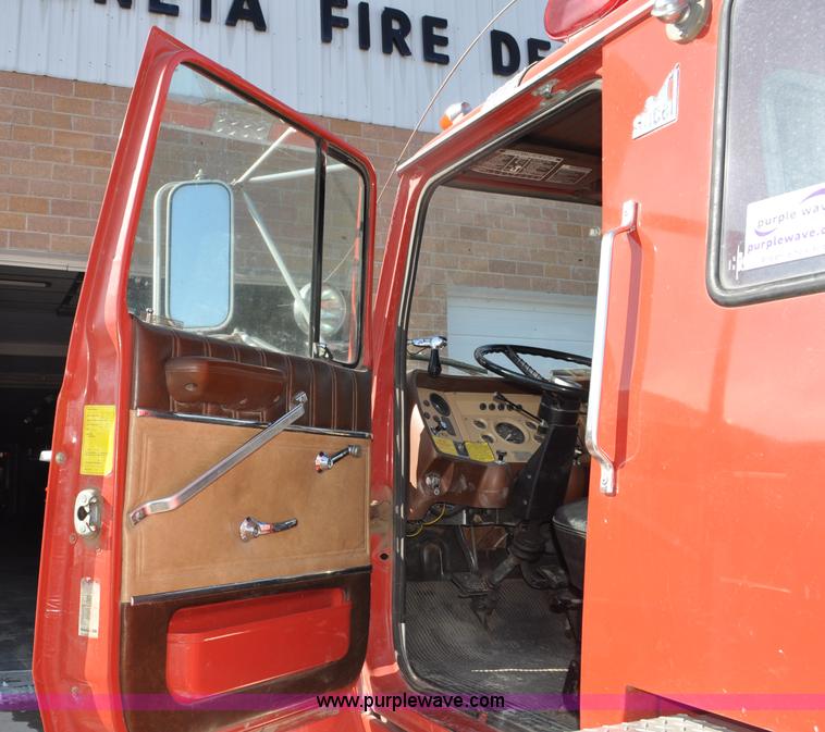 image for item G6415 1982 Ford F800 fire truck