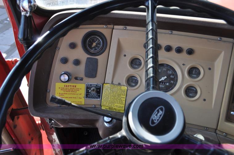 image for item G6415 1982 Ford F800 fire truck