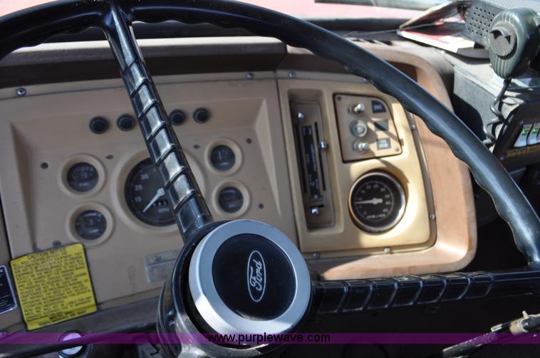 image for item G6415 1982 Ford F800 fire truck