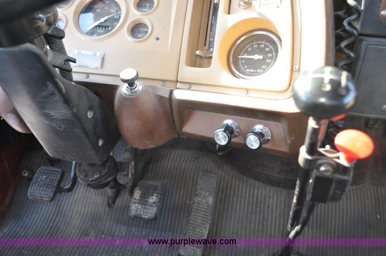 image for item G6415 1982 Ford F800 fire truck