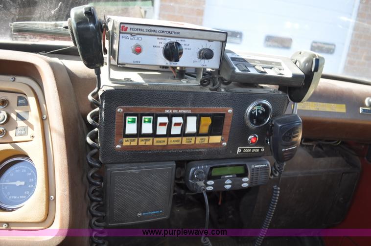 image for item G6415 1982 Ford F800 fire truck