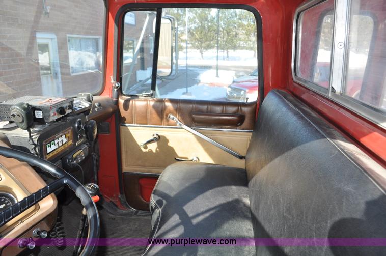 image for item G6415 1982 Ford F800 fire truck