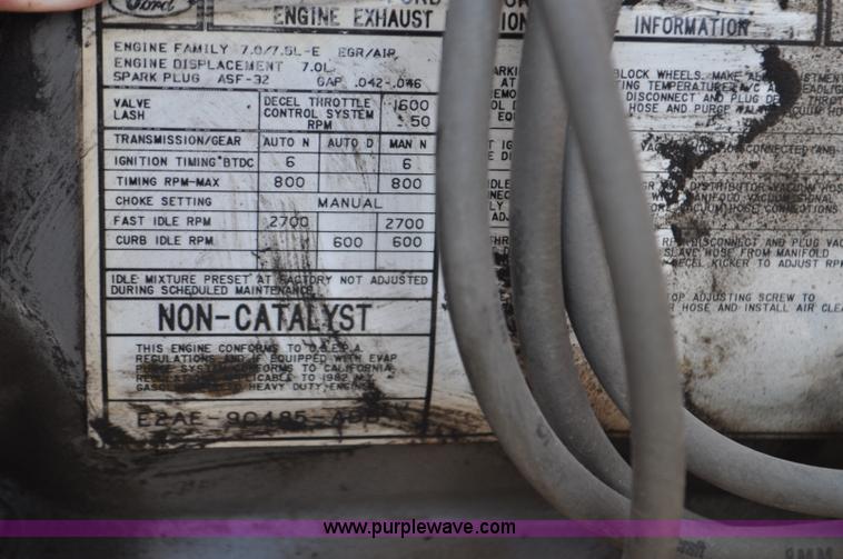 image for item G6415 1982 Ford F800 fire truck