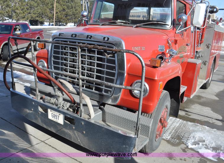image for item G6415 1982 Ford F800 fire truck