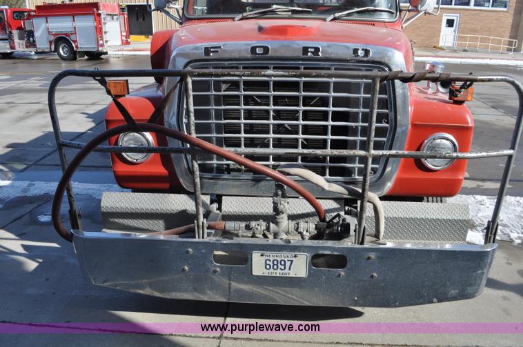 image for item G6415 1982 Ford F800 fire truck