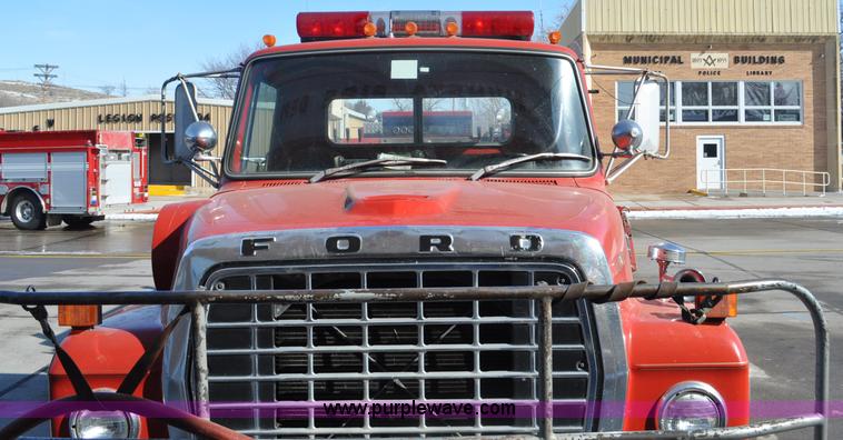 image for item G6415 1982 Ford F800 fire truck