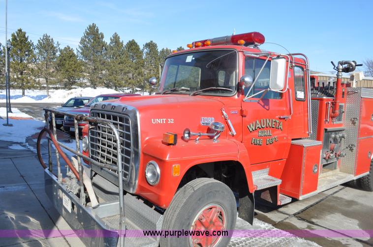 image for item G6415 1982 Ford F800 fire truck