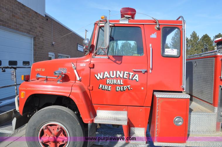 image for item G6415 1982 Ford F800 fire truck
