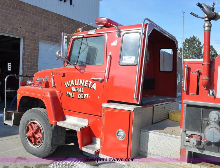 image for item G6415 1982 Ford F800 fire truck