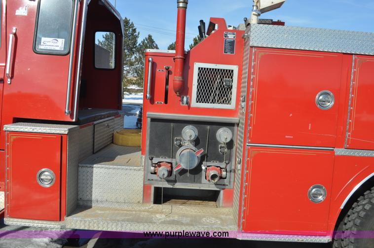 image for item G6415 1982 Ford F800 fire truck