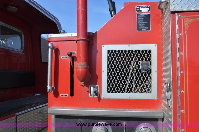 image for item G6415 1982 Ford F800 fire truck