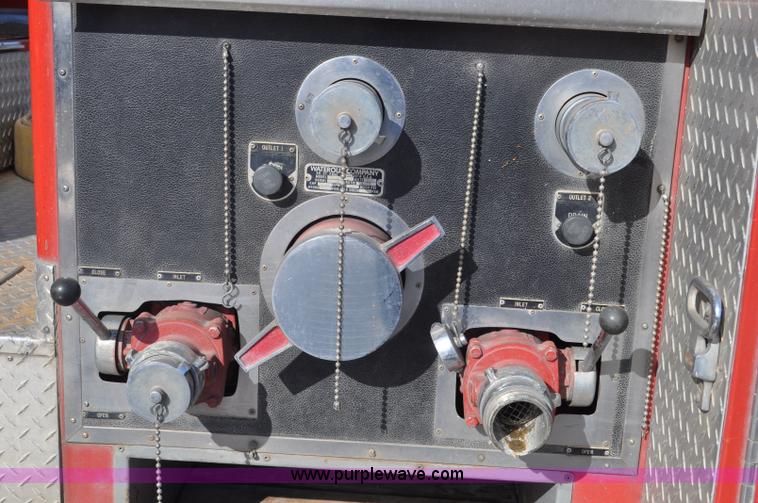 image for item G6415 1982 Ford F800 fire truck