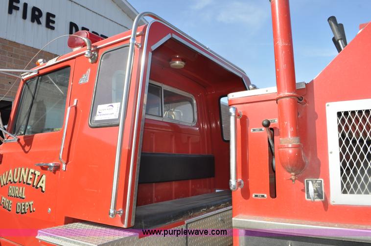 image for item G6415 1982 Ford F800 fire truck