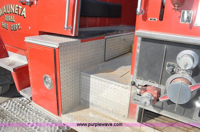 image for item G6415 1982 Ford F800 fire truck