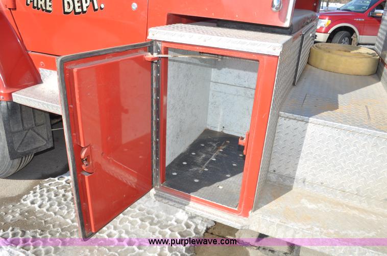 image for item G6415 1982 Ford F800 fire truck