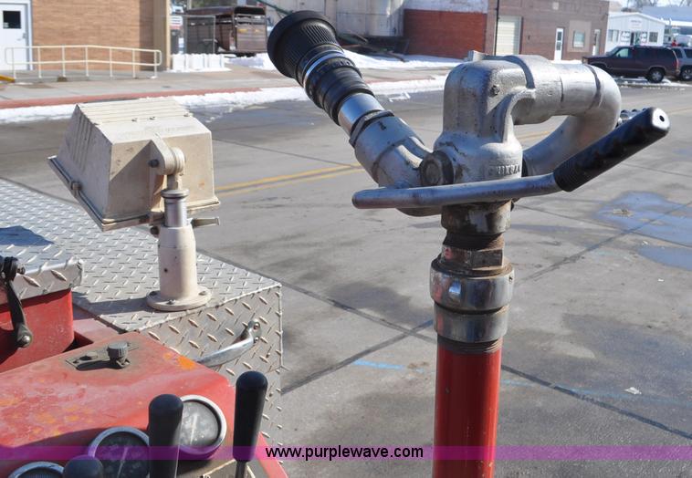 image for item G6415 1982 Ford F800 fire truck